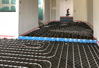 Sistema radiante a pavimento per riscaldare e raffrescare una scuola