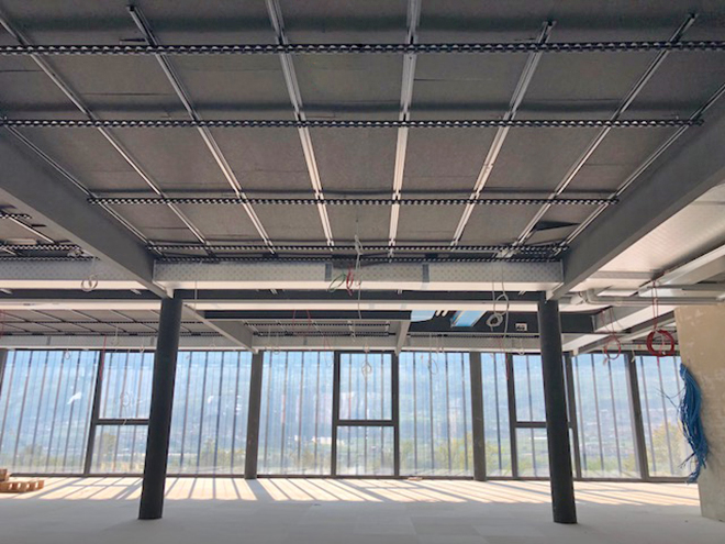 Sistema radiante a soffitto metallico doghe SAPP per gli uffici CBA Group di Rovereto