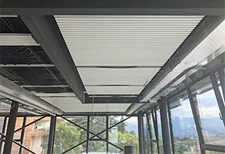Sistema radiante a soffitto metallico doghe SAPP per gli uffici CBA Group di Rovereto