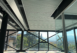 Sistema radiante a soffitto metallico doghe SAPP per gli uffici CBA Group di Rovereto
