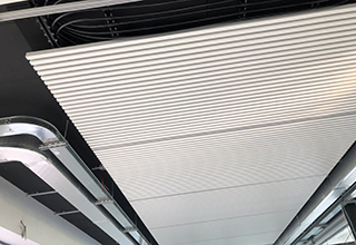 Sistema radiante a soffitto metallico doghe SAPP per gli uffici CBA Group di Rovereto