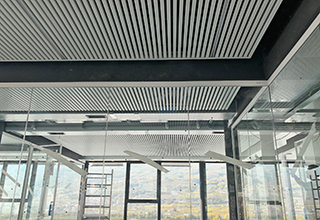Sistema radiante a soffitto metallico doghe SAPP per gli uffici CBA Group di Rovereto