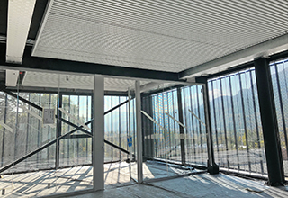 Sistema radiante a soffitto metallico doghe SAPP per gli uffici CBA Group di Rovereto