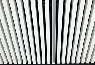 Sistema radiante a soffitto metallico doghe SAPP per gli uffici CBA Group di Rovereto